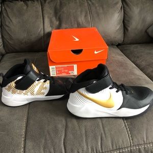 Nike Team Hustle size 1Y